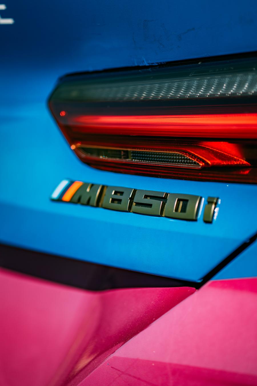 Логотип BMW M850i xDrive Cabriolet LGBTQ+ (G14) 2020 года  (фото 8 из 12)